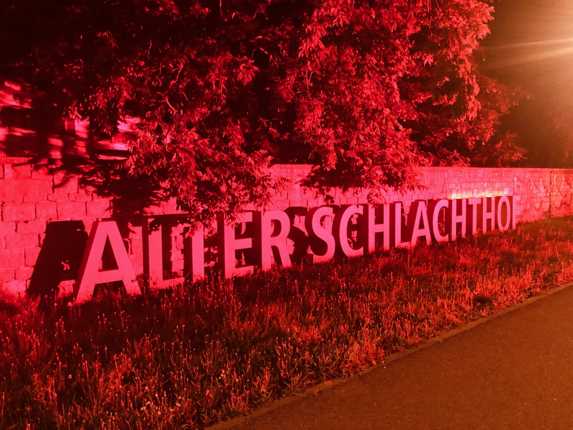 Bürogebäude der Karlsruhe Marketing und Event GmbH erstrahlt solidarisch in Rot