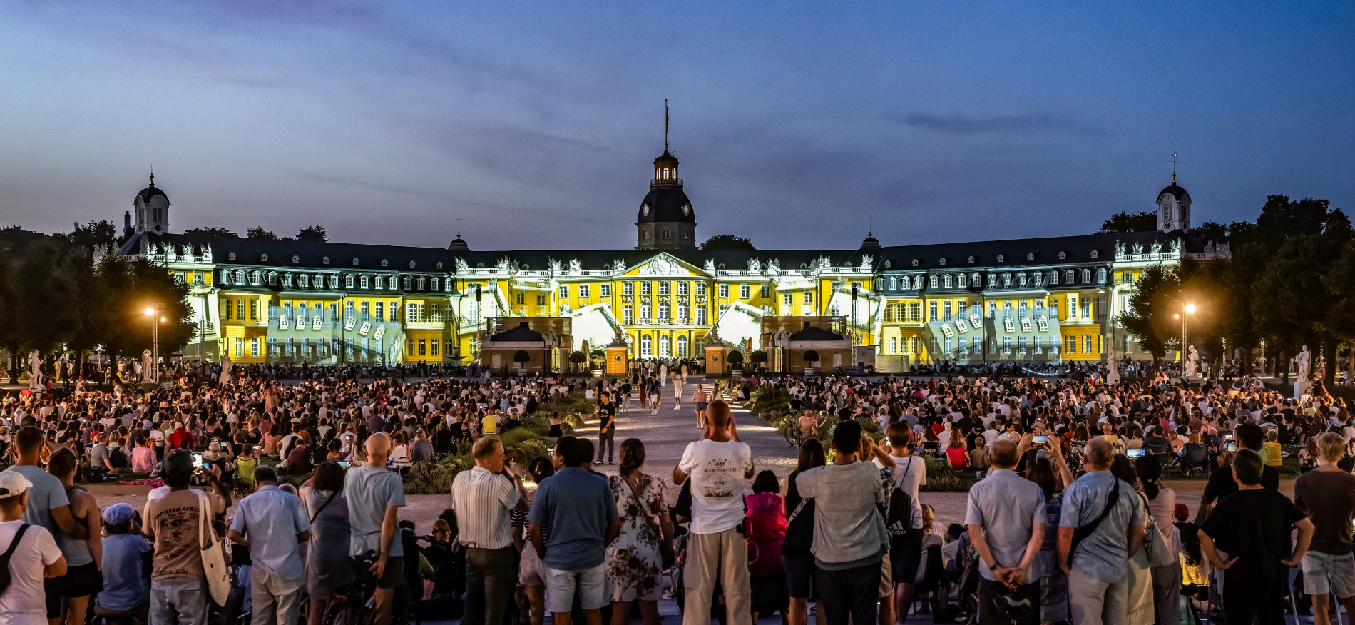 Bei den SCHLOSSLICHTSPIELEN Karlsruhe erstrahlt erneut eines der größten Medienkunstwerke Europas