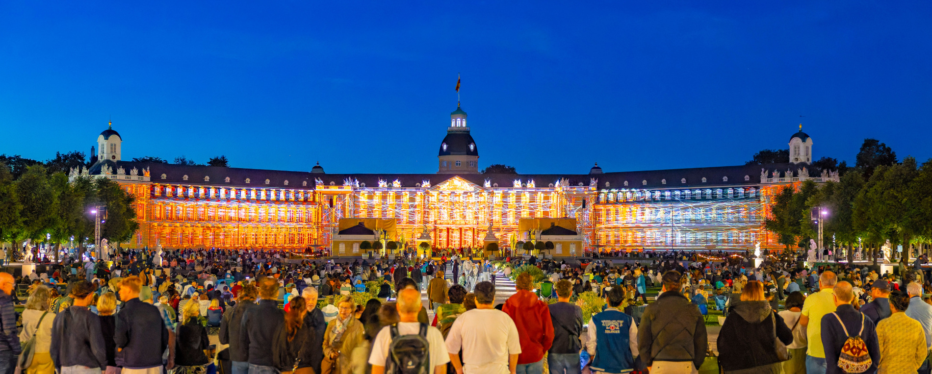 Halbzeit bei den SCHLOSSLICHTSPIELEÜber 135.000 Besucherinnen und Besucher kamen bislang vors Karlsruher Schloss