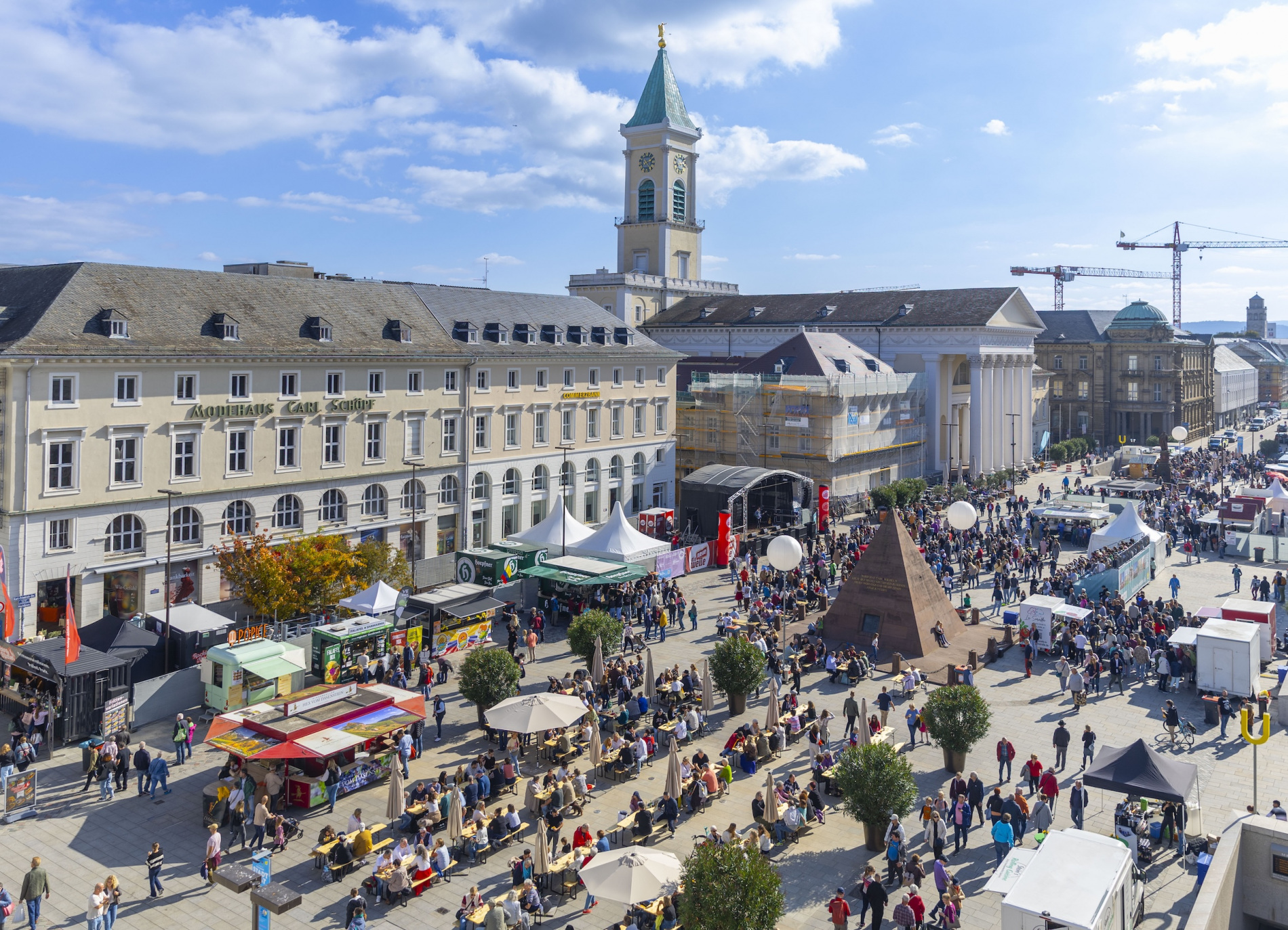 Die City als Bühne: Zehntausende feiern ein buntes und friedliches Stadtfest in der Karlsruher Innenstadt