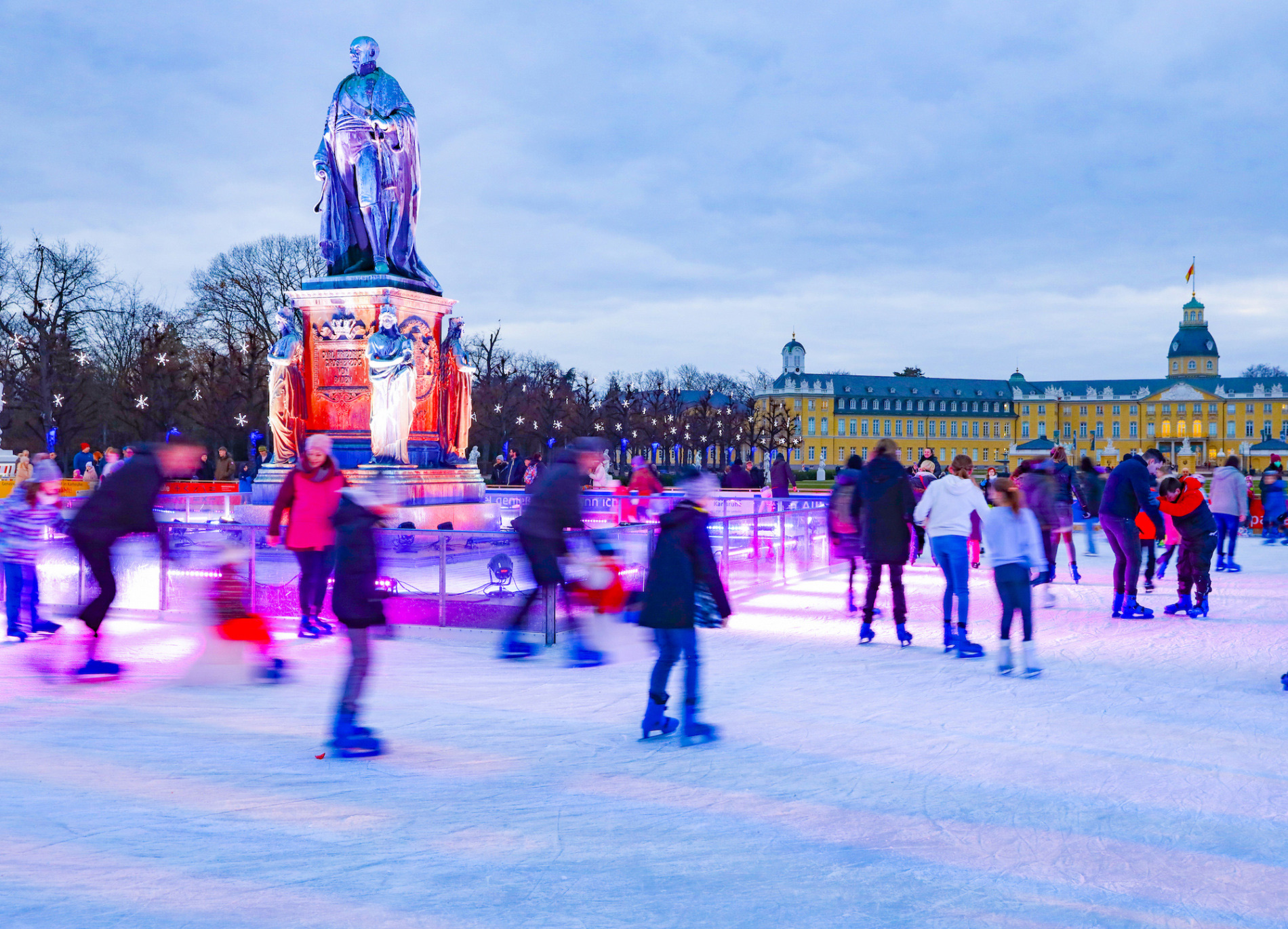 60.000 begeisterte Wintersportler flitzen bei der Stadtwerke EISZEIT Karlsruhe vor dem Schloss übers Eis