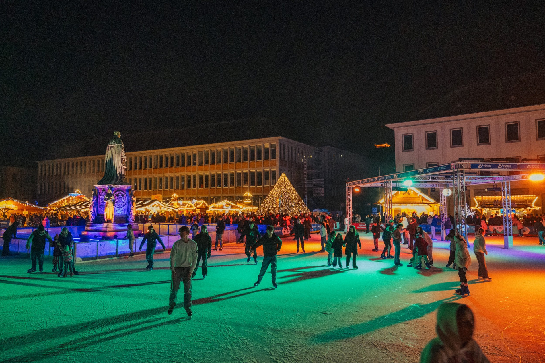 Endspurt für die Stadtwerke Karlsruhe WINTERZEIT: Noch zwei Wochen Eislaufspaß vor dem Karlsruher Schloss